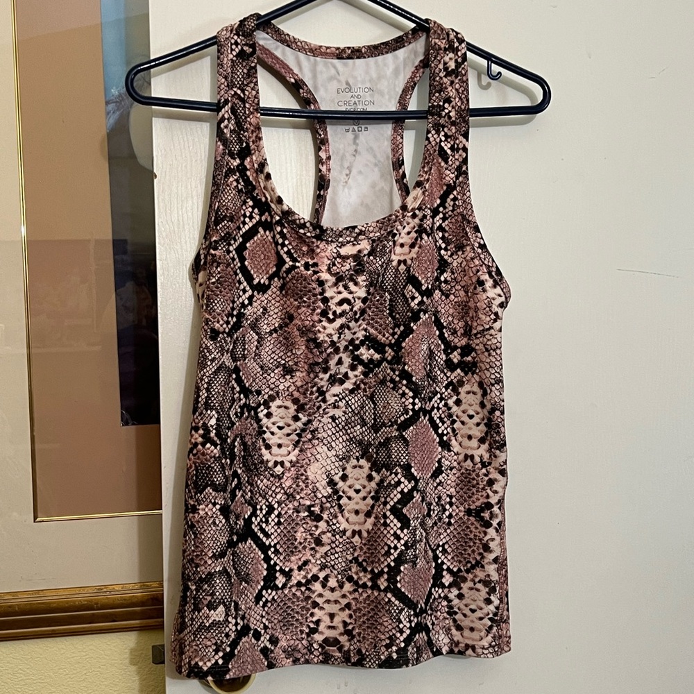 Evolution and creation. Peach;brown.Active ware set. Snakes print Sz:M;S-pints.